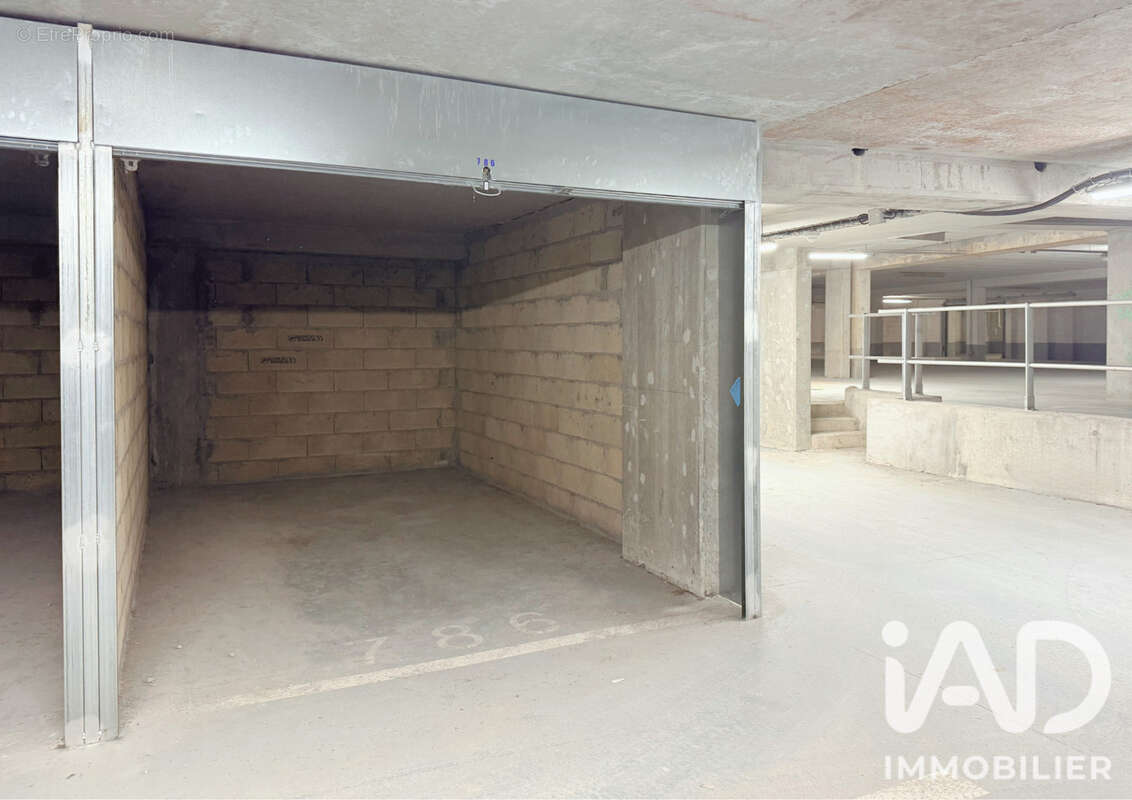 Parking 65 m² à Paris-19e  - photo 4