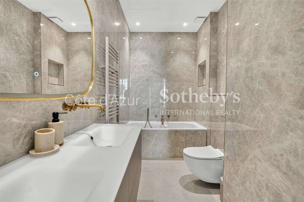 Appartement rénové de 83 m² avec deux suites face au Palais des Festivals à Cannes - photo 6