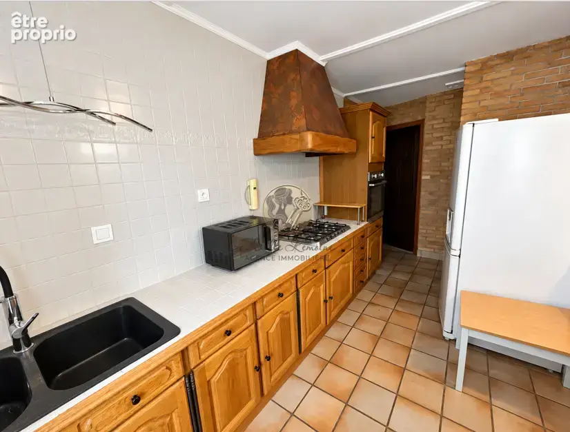 Maison de village 60 m2 avec cachet   poutres et pierres apparentes   2 chambres   véranda - photo 6