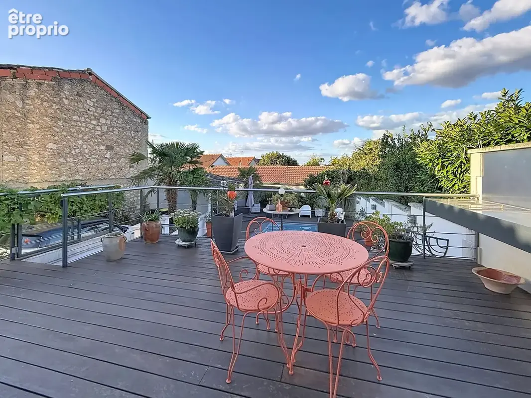 ANGOULEME Quartier prisé : maison de ville rénovée avec piscine et jardin sans vis à vis, garage. - photo 11