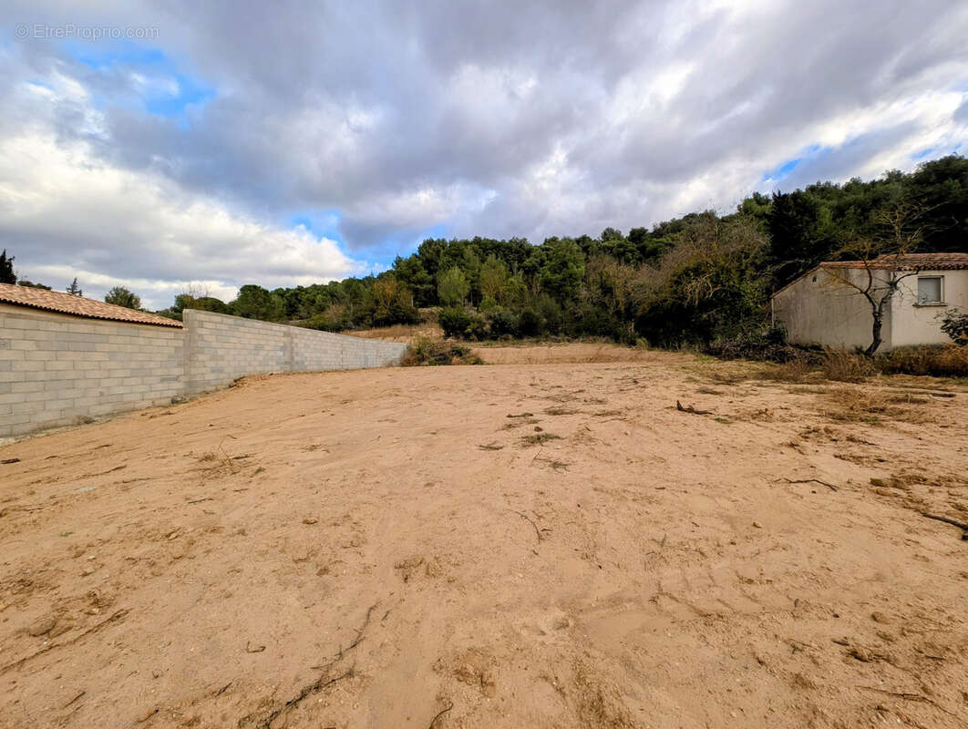 Terrain à ORNAISONS