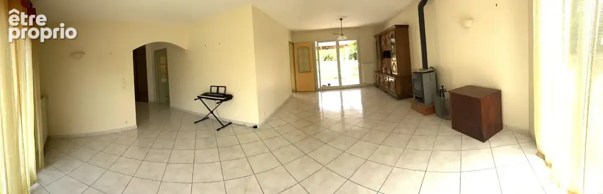 Maison de plain-pied - 135 m² habitables - 4 chambres - terrain d'environ 3 167 m² - photo 2