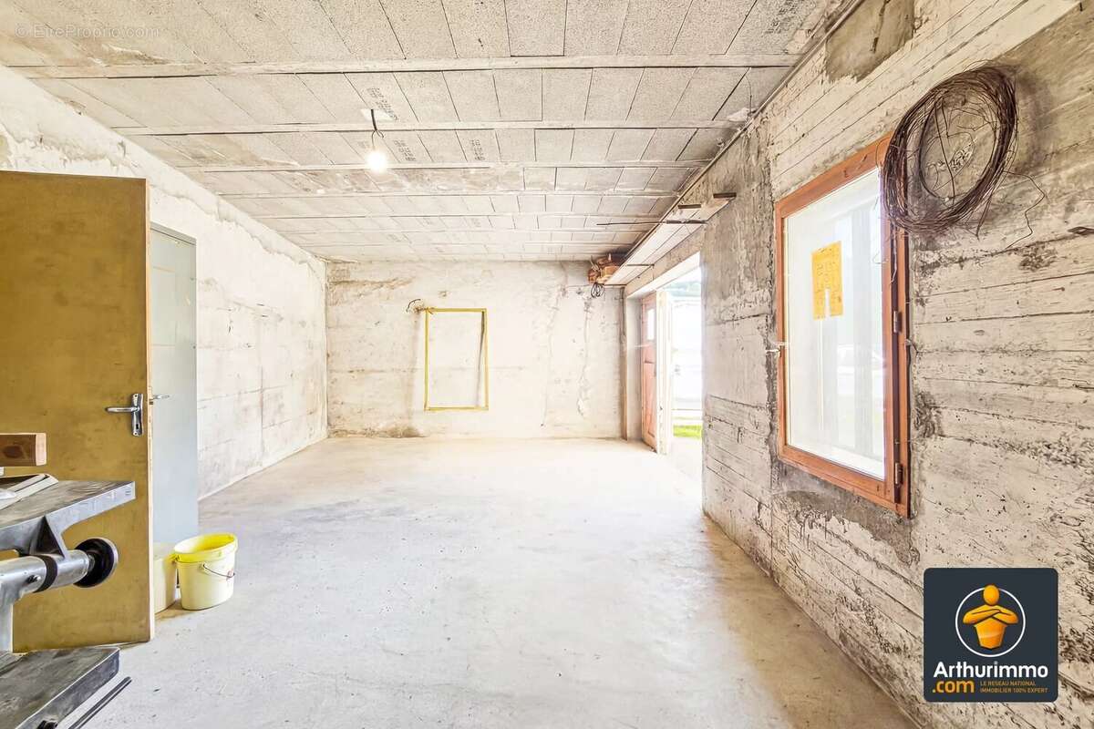 « Maison de village familiale avec terrasse, véranda, combles aménageables et double garage » - photo 22