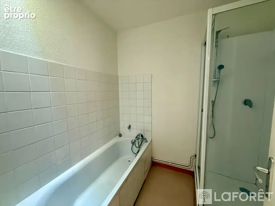 Appartement T3 en duplex avec cour et parking - photo 4