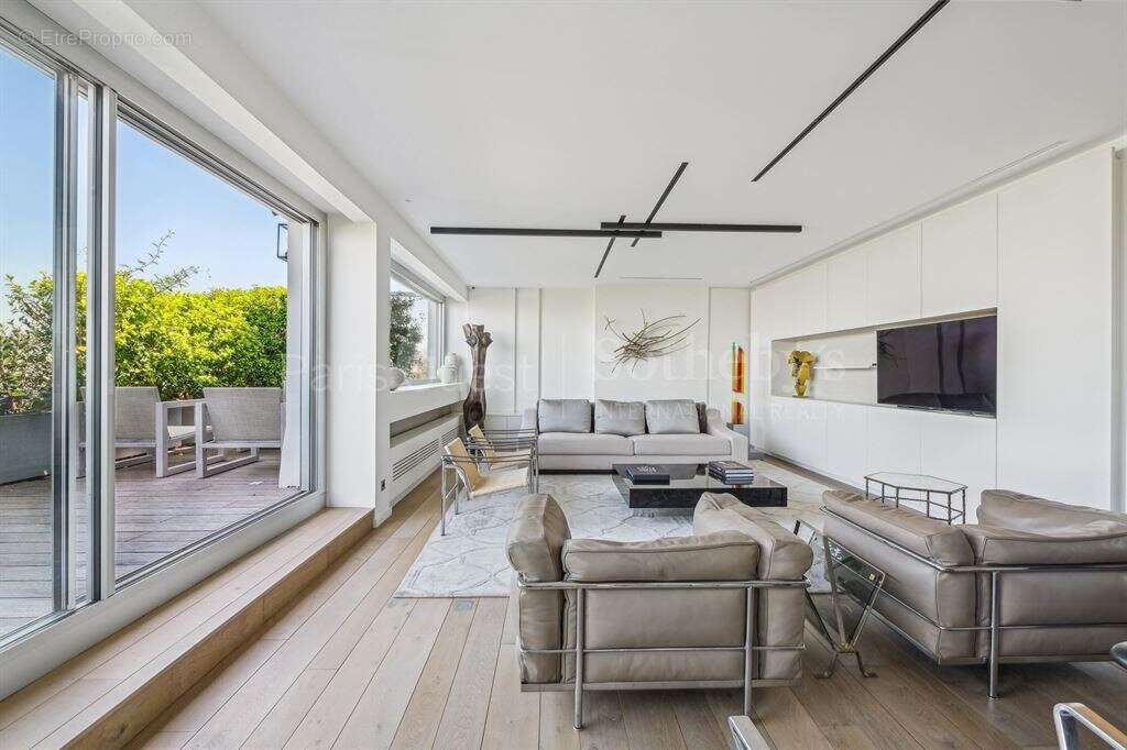 Appartement à PARIS-16E