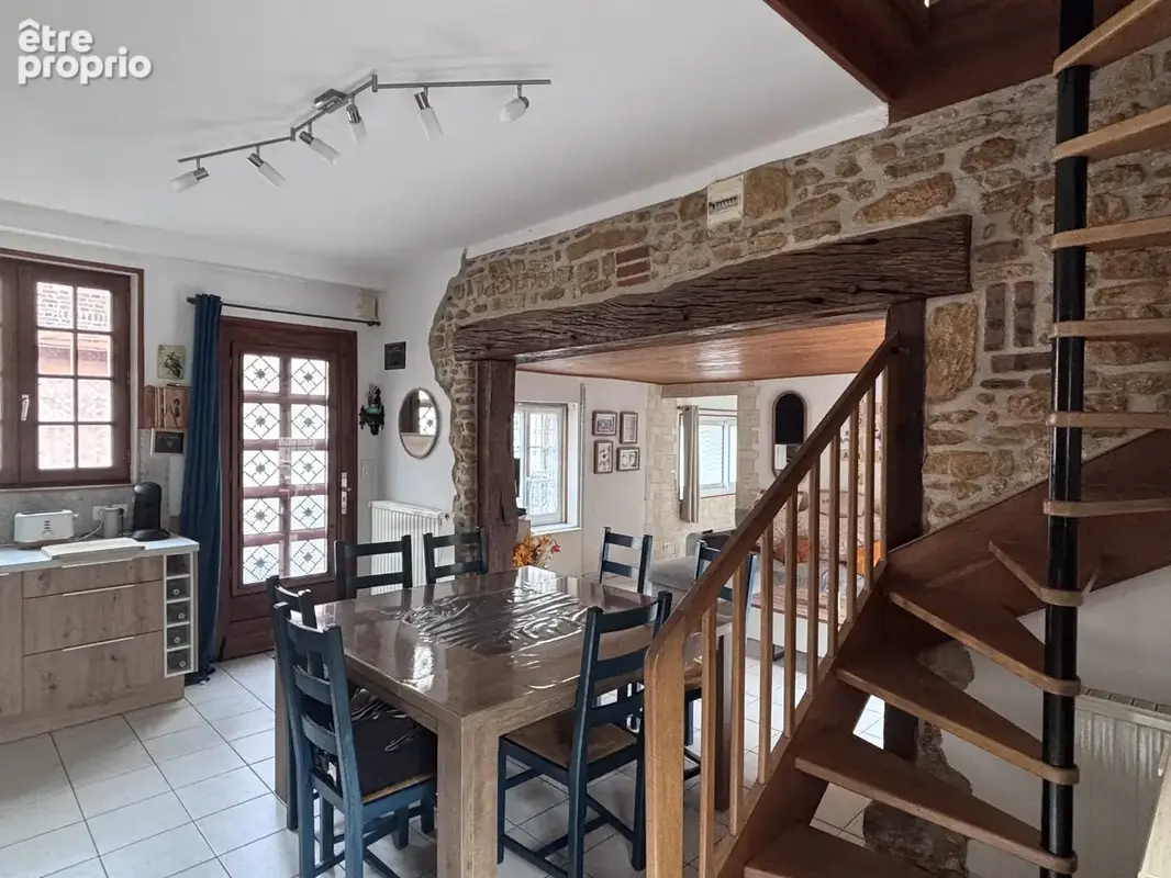 Agréable maison de ville avec 5 chambres confortables, jardin et grand garage. - photo 3