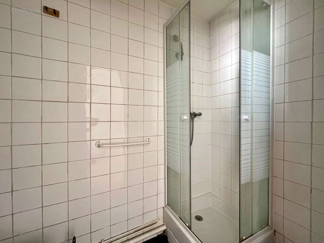 Studio paris iième avec ascenseur - photo 11