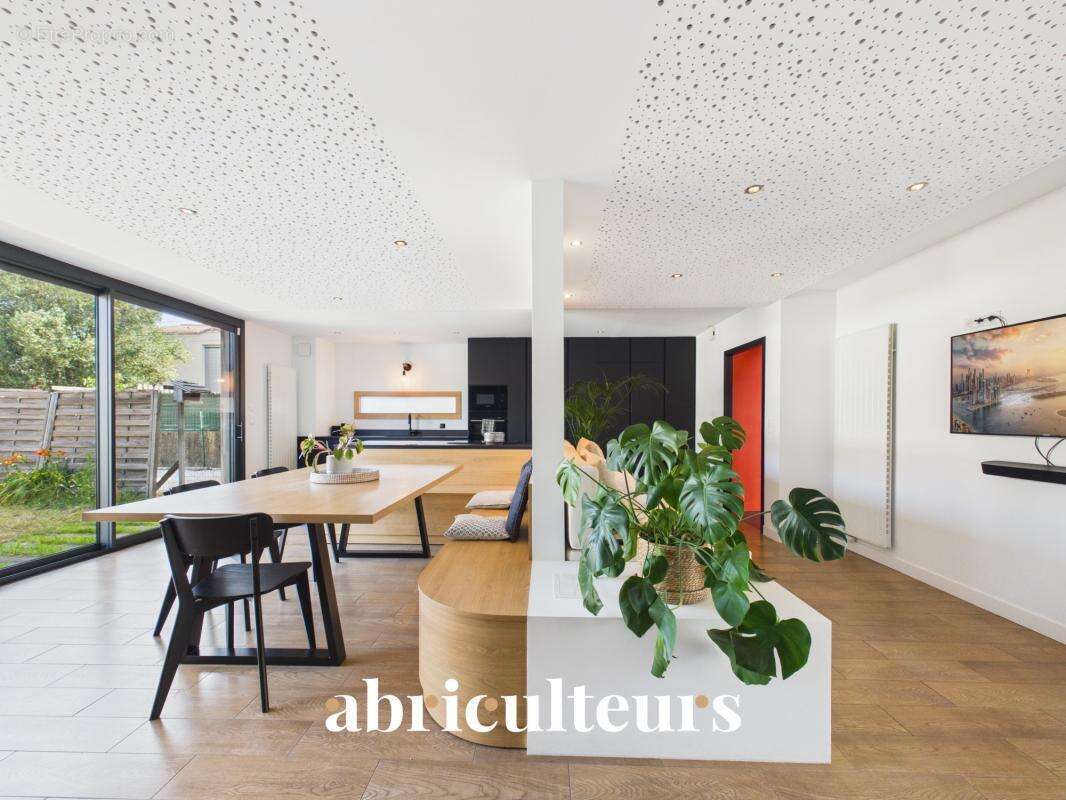 Maison familiale d'architecte de 219M2 en vente à Rezé, rue de l’Aérodrome (44400) - photo 2