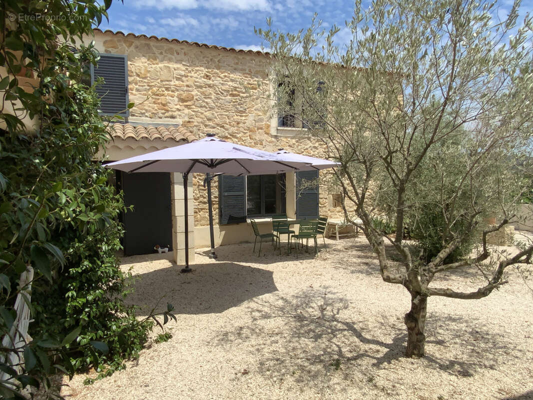 Mas provençal avec piscine, jardin et vue sur les vignes. - photo 7