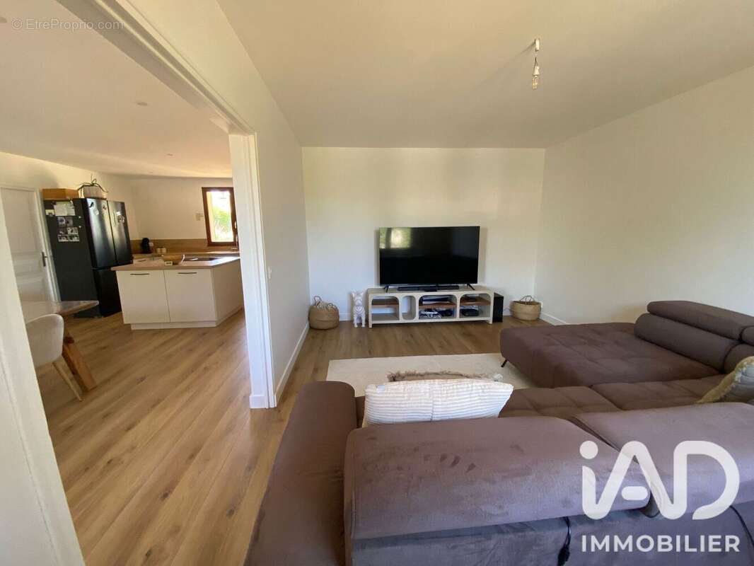 Maison 110 m² à Azay-Le-Brule  - photo 5