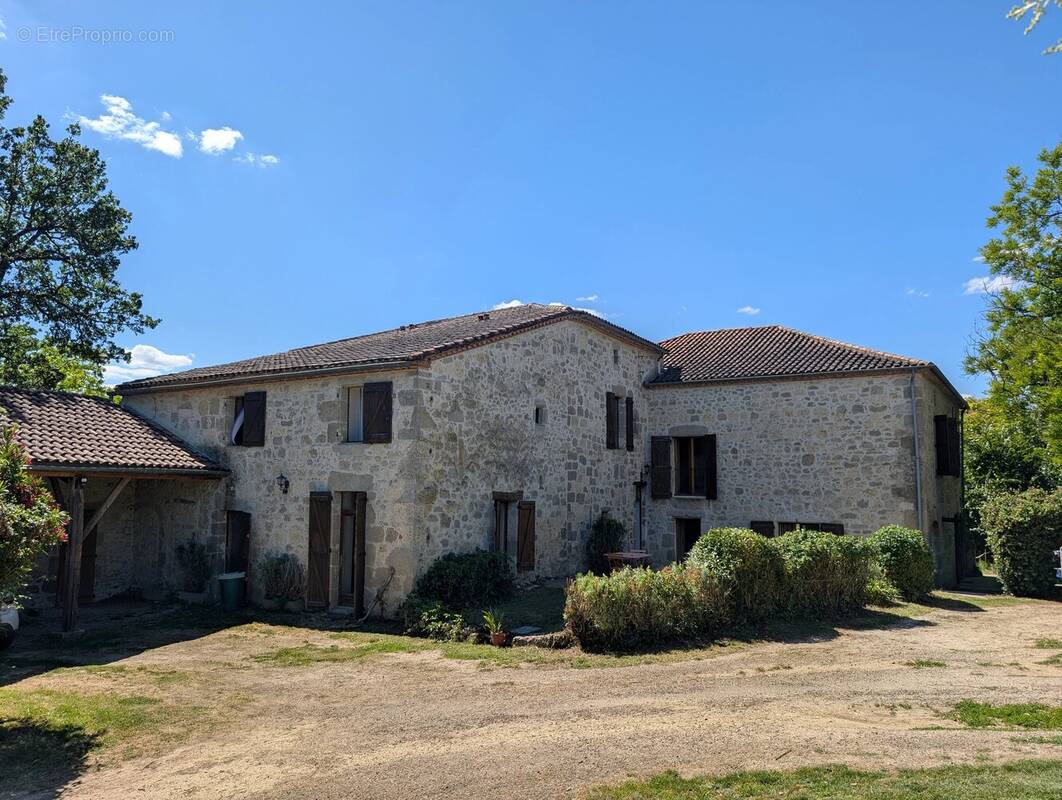 Belle maison en pierre avec gites et piscine - photo 3