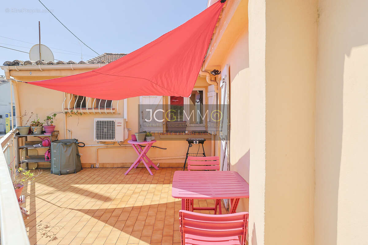 Hyeres (la bayorre) - haut de maison 101 m2 + terrasse + loggia + annexes - photo 2