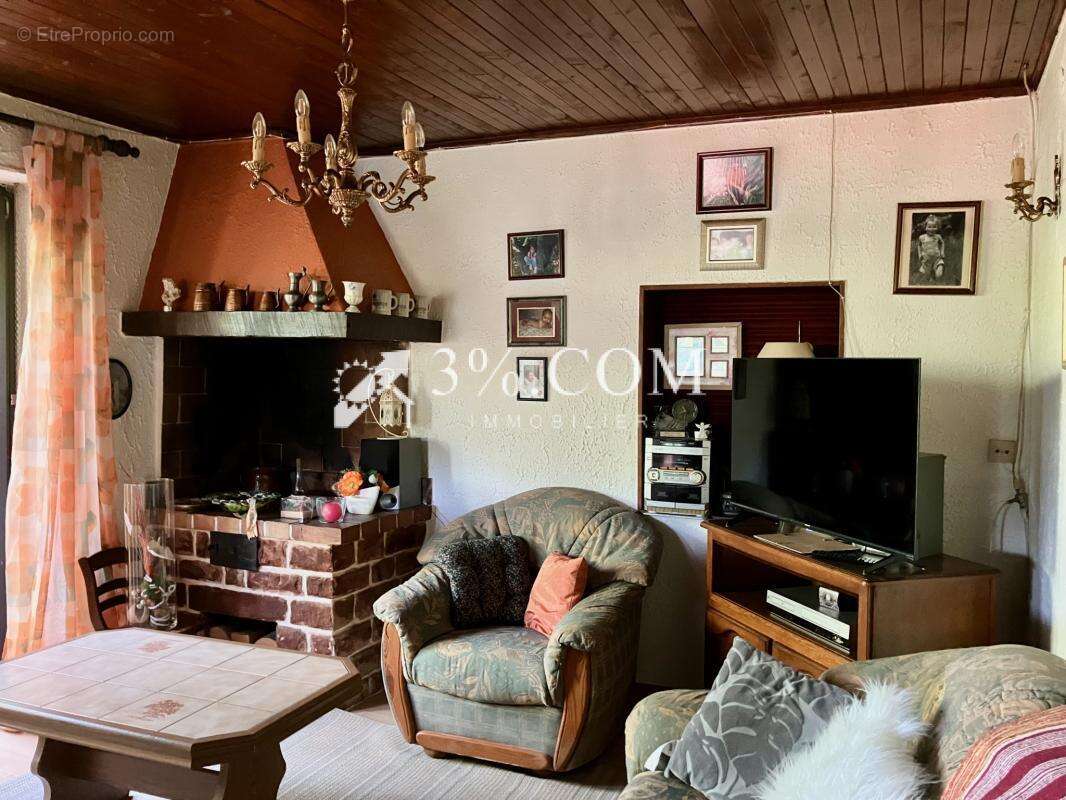 Maison sur les hauteurs avec terrain boisé - photo 5