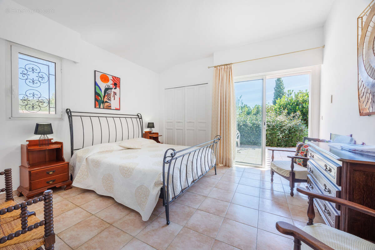 Villa type 6 de plain-pied avec jardin paysager à Marina di Fiori - photo 7
