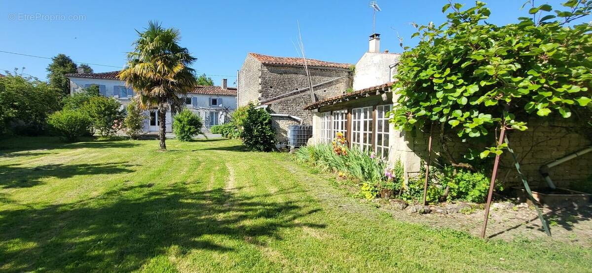 Maison à SAINT-GEORGES-DE-LONGUEPIERRE
