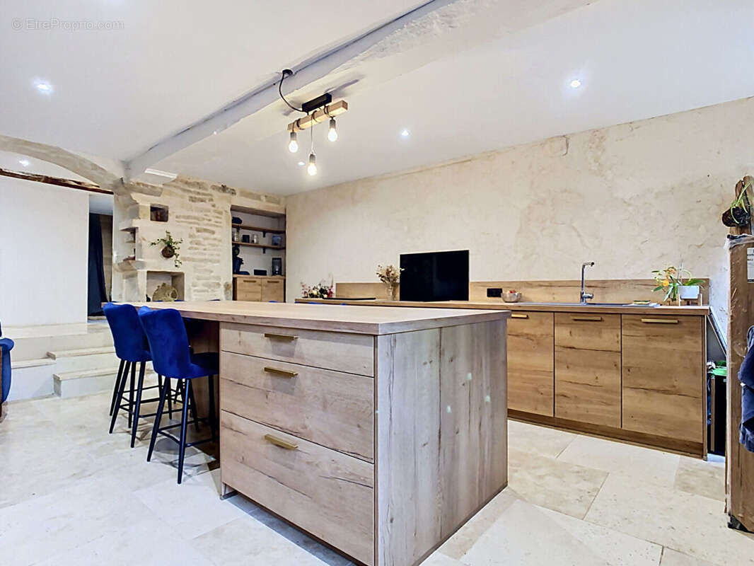 Maison de village en pierre au coeur de Viré - 71260 VIRE - photo 4
