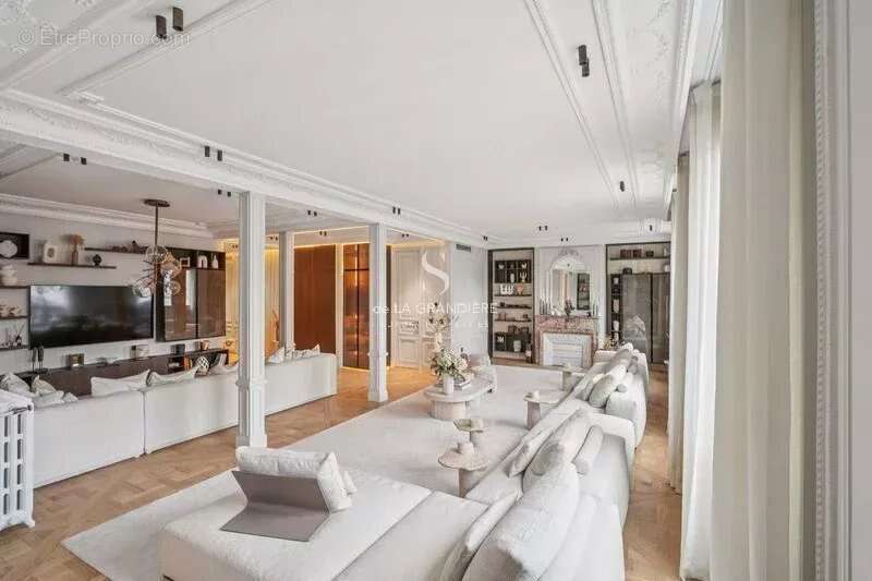 Appartement à PARIS-8E