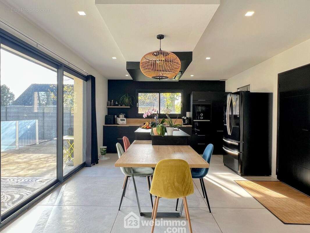 A proximité on trouve une cuisine entièrement aménagée et équipée... - Maison à JUIGNE-SUR-LOIRE