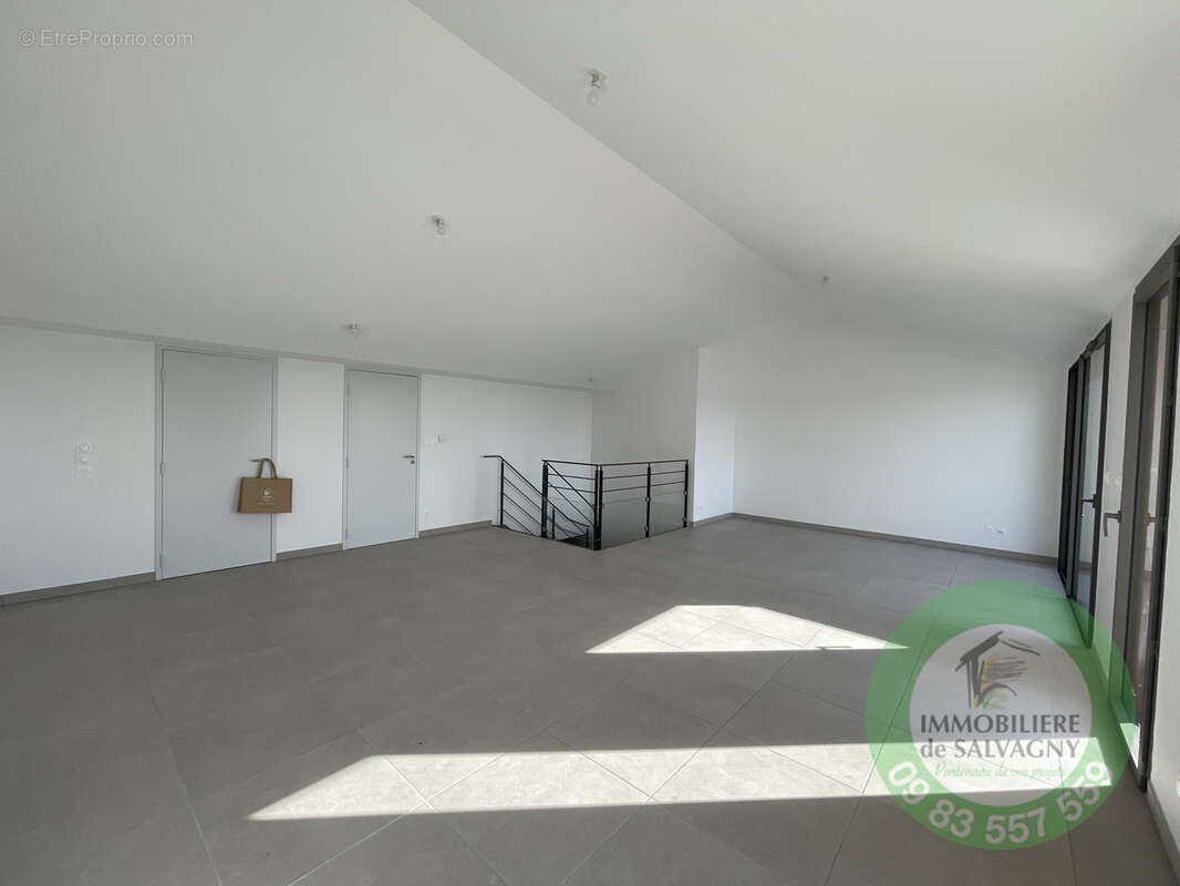 Appartement à LA TOUR-DE-SALVAGNY
