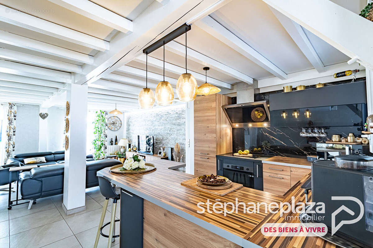Maison de 150m², 4 chambres, garages et dépendances sur 979 m² de terrain avec piscine - photo 2