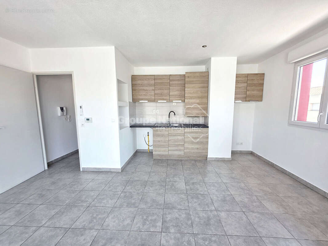 À vendre -Bel appartement T2 de 43 m² avec grande terrasse et double parking -Centre-ville de Miramas - photo 9