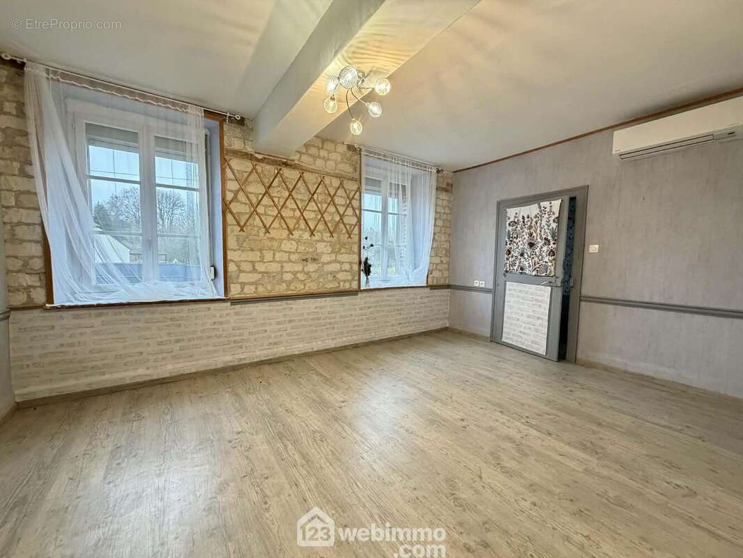 En rez-de-chaussée, voici la première chambre 15 m² - Maison à MONCEAU-LES-LEUPS