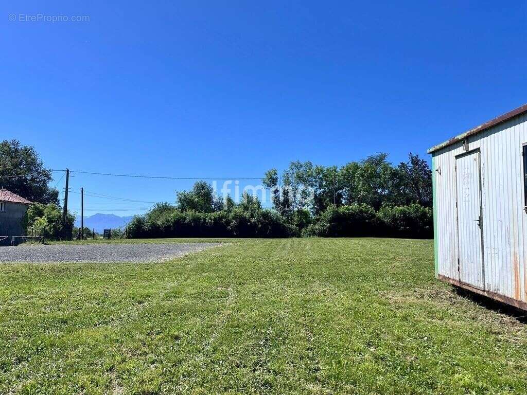 Terrain constructible 4 300 m², eau et électricité installées - photo 2