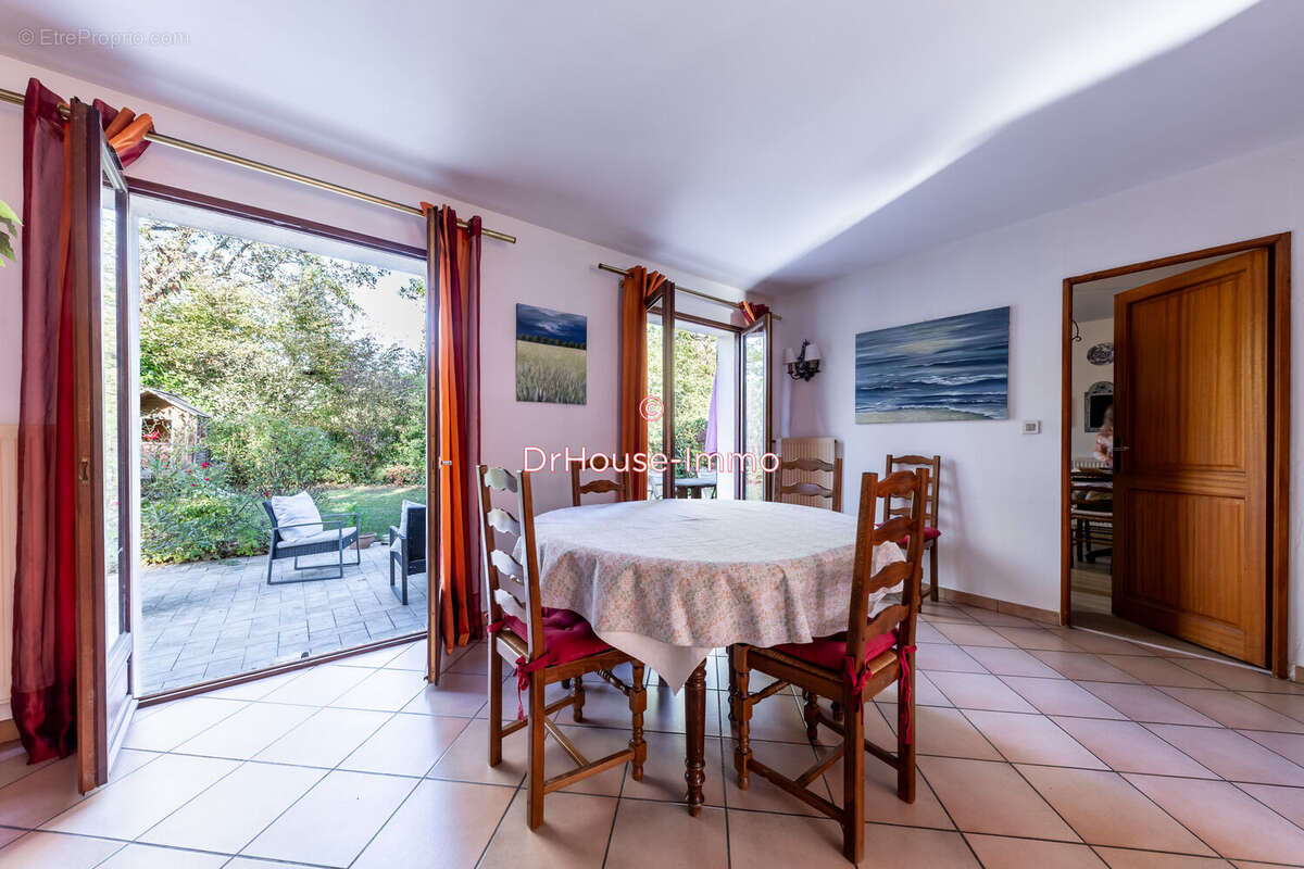 Maison à DAMPIERRE-EN-YVELINES