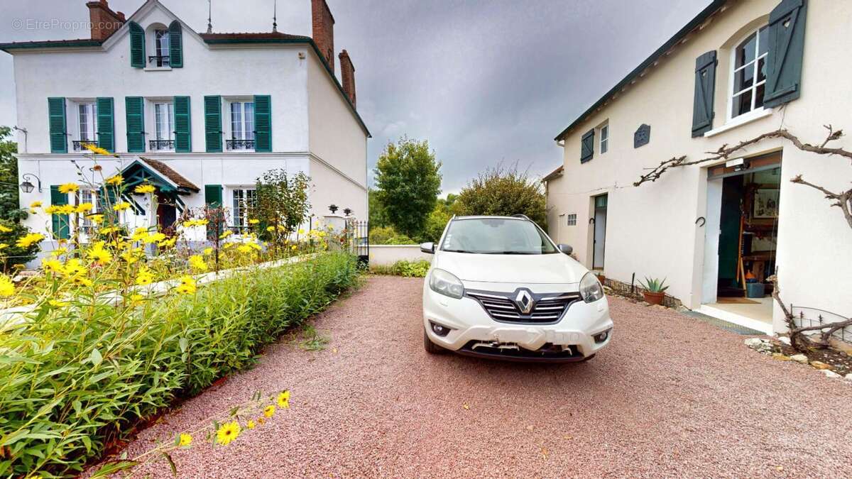MAISON BOURGEOISE  229 M2 + dépendance 155 m2 PRIX  467900 - photo 2