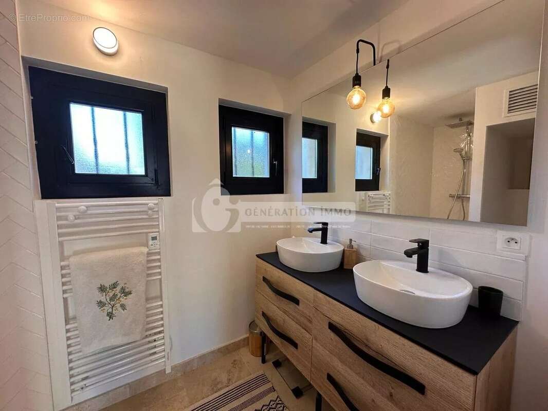 Maison à FONTVIEILLE