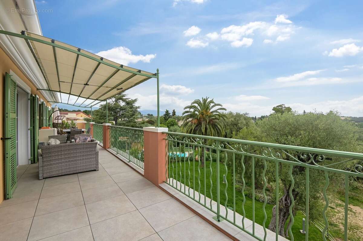 Appartement à ROQUEFORT-LES-PINS