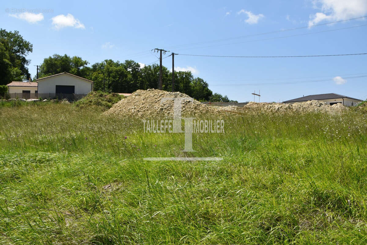 Terrain à SAINT-ASTIER