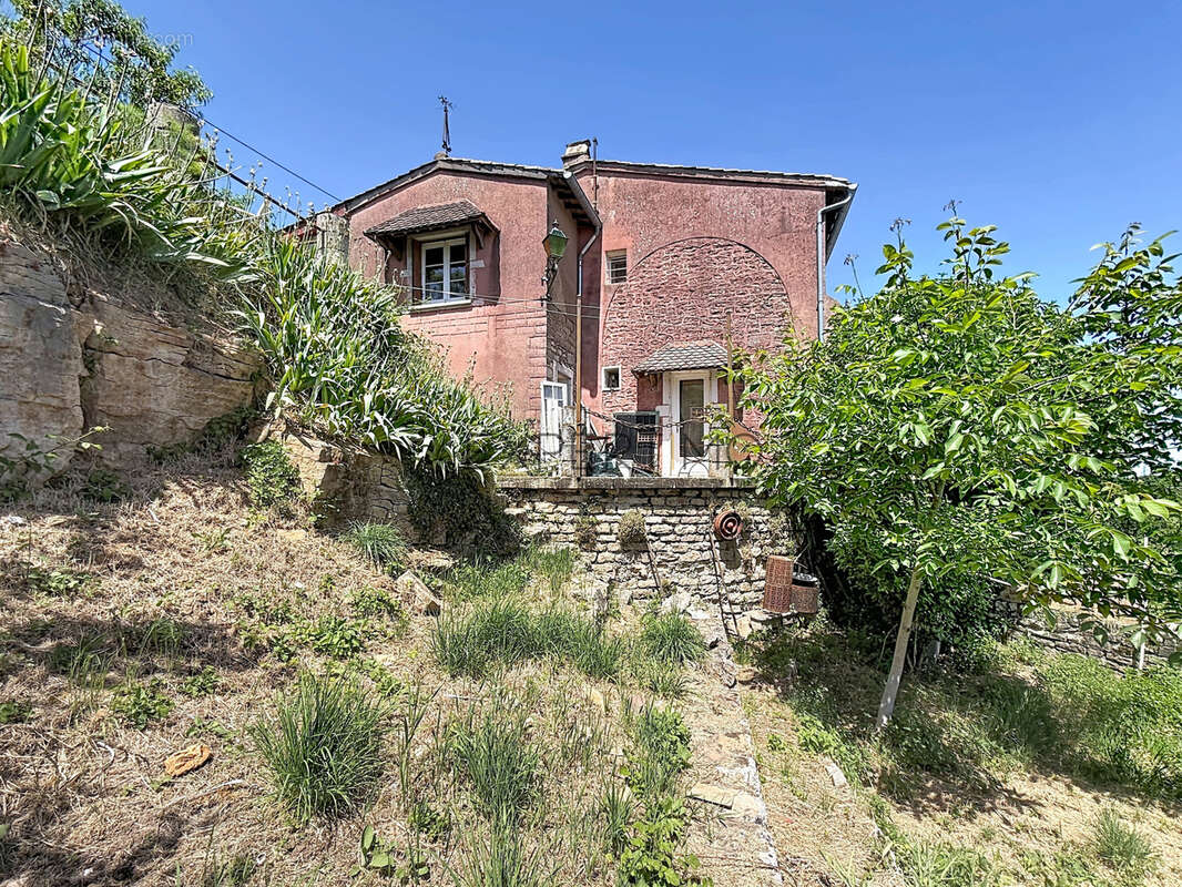 Au calme avec belle vue, à deux minutes du centre-ville : maison pleine de potentiel - photo 2