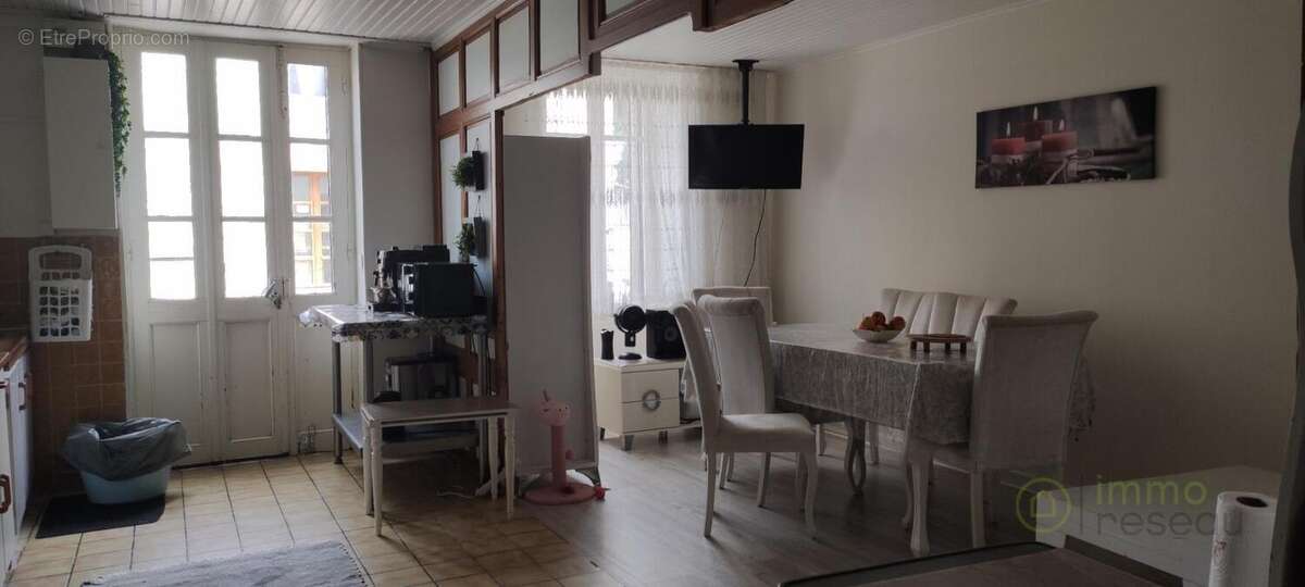 Maison 130 m² à Saint-Bonnet-Sur-Gironde  - photo 2