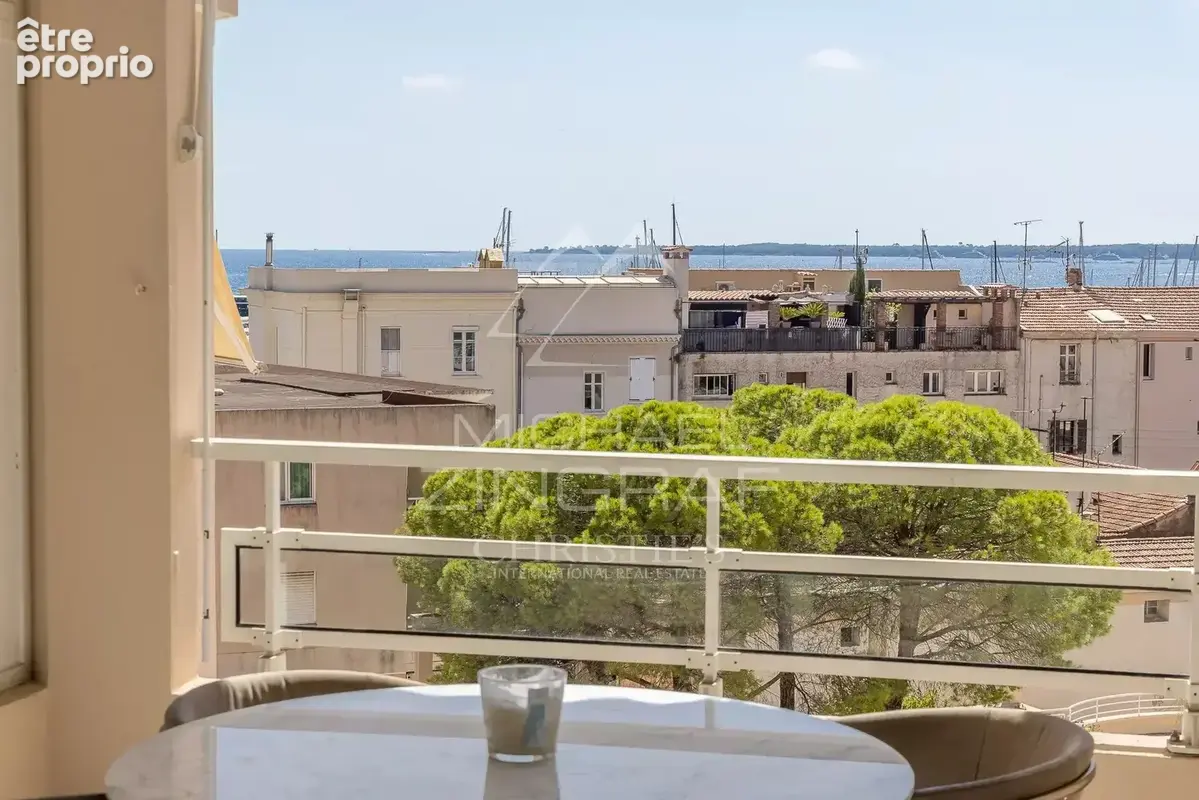 Exclusivité - Golfe-Juan – Appartement traversant rénové avec terrasse, piscine et parking - photo 6
