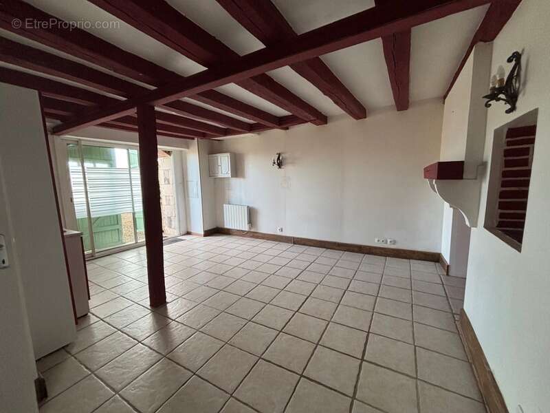 Appartement à MARSEILLES-LES-AUBIGNY