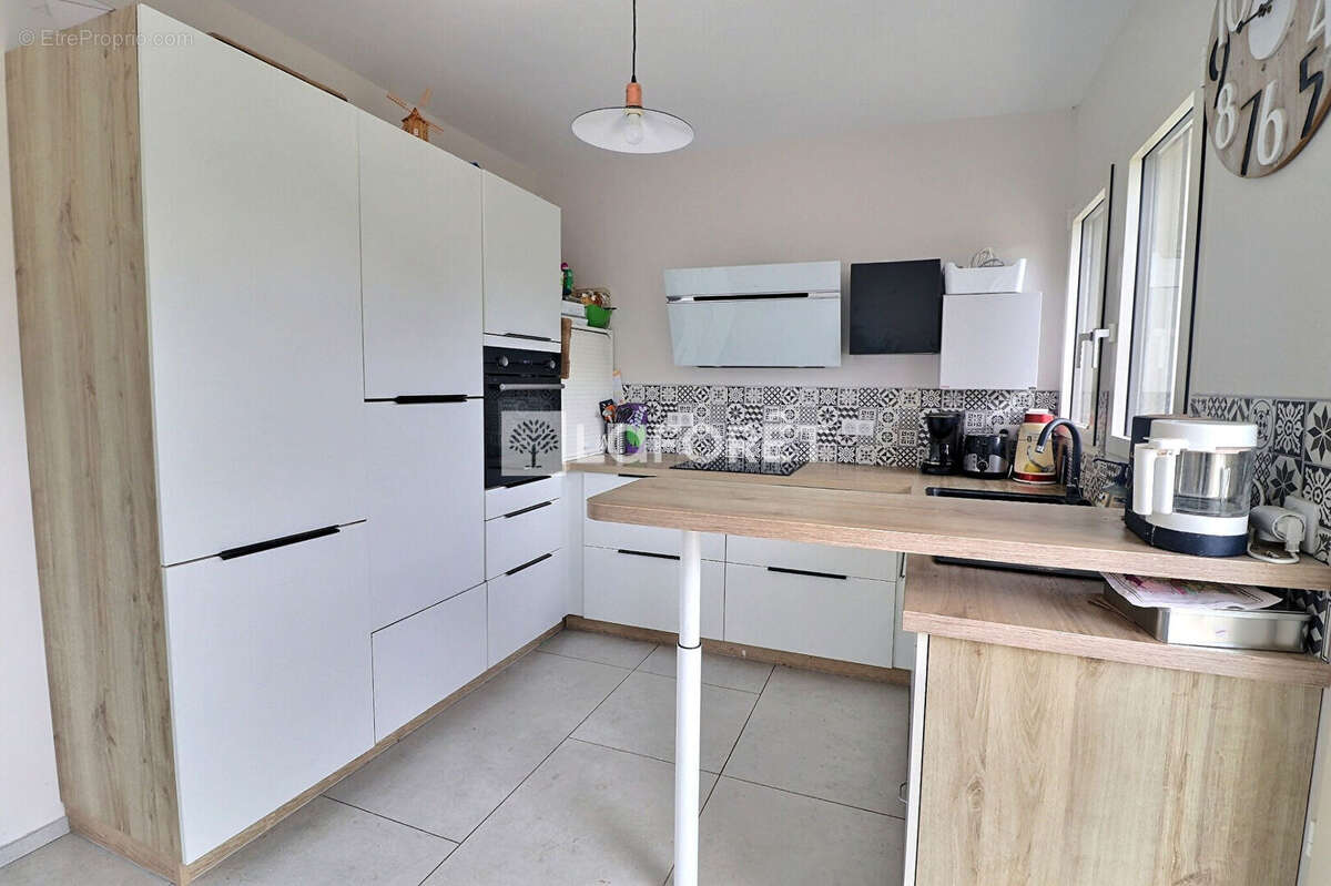 Maison Cuers 8 pièce(s) 181 m2 - photo 6