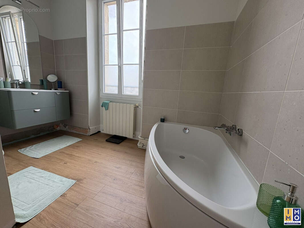 Salle de bains et douche  - Maison à BOURGES