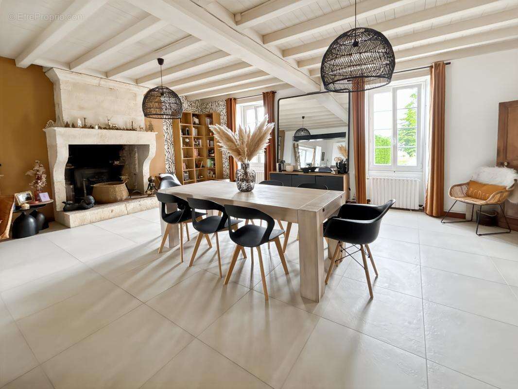 Maison à BRIZAMBOURG