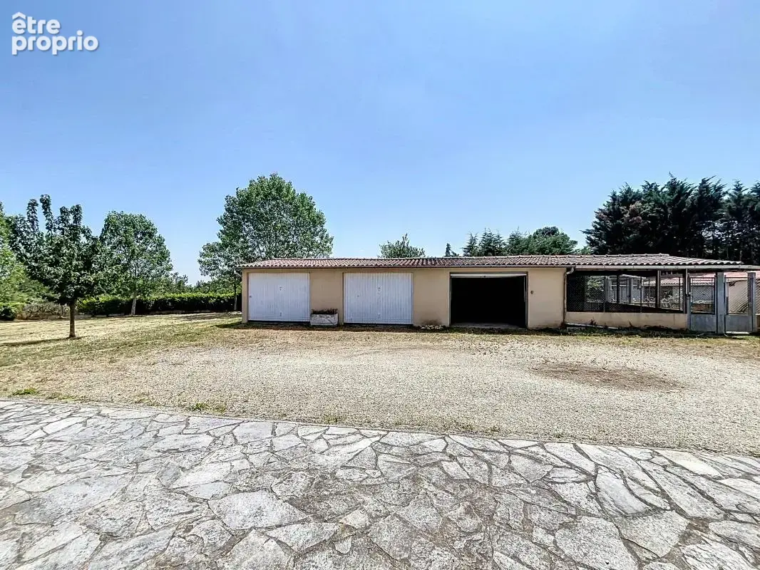 Maison - 4 Chambres - Cellier - Cave - Garage - 3 Boxes pour véhicules - Jardin - Au calme - Sans vis à vis - photo 6
