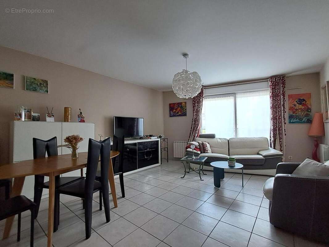  - Appartement à DECINES-CHARPIEU