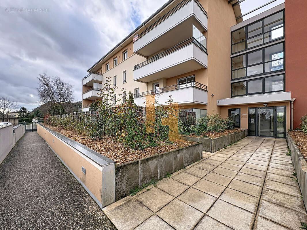 Appartement à NEYRON