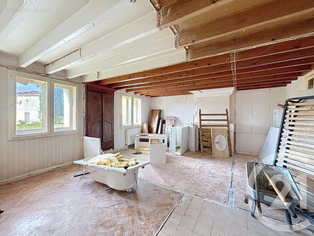 Maison 294 m² à Roullet-Saint-Estephe  - photo 6