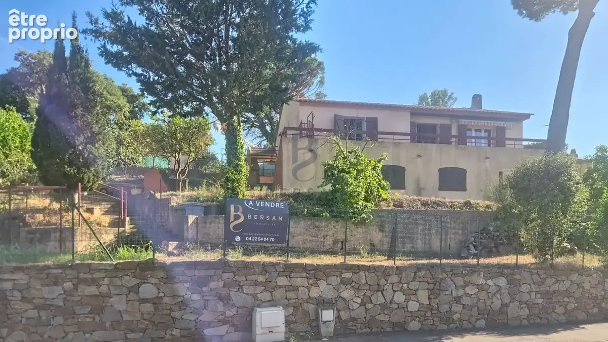 Villa frejus vue dégagée beaux volumes rénovation a prévoir - photo 3