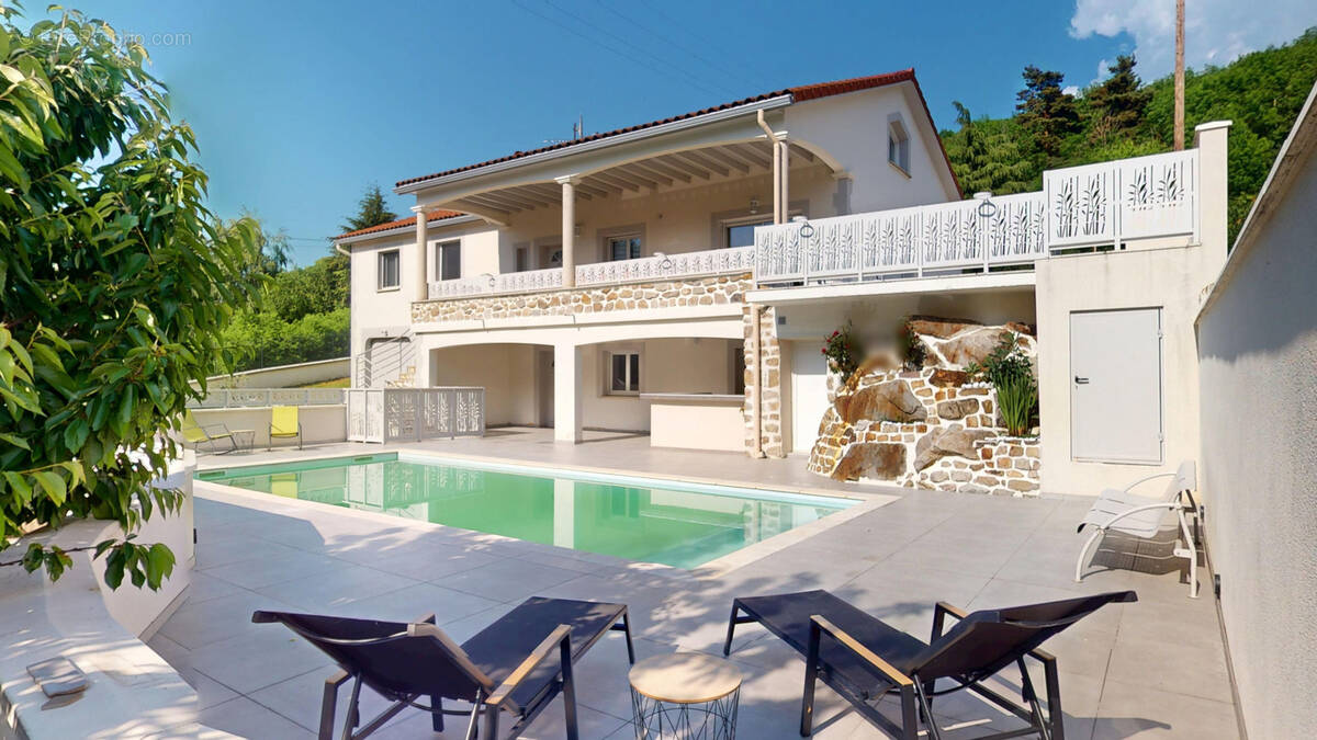 Maison à LE CHAMBON-FEUGEROLLES