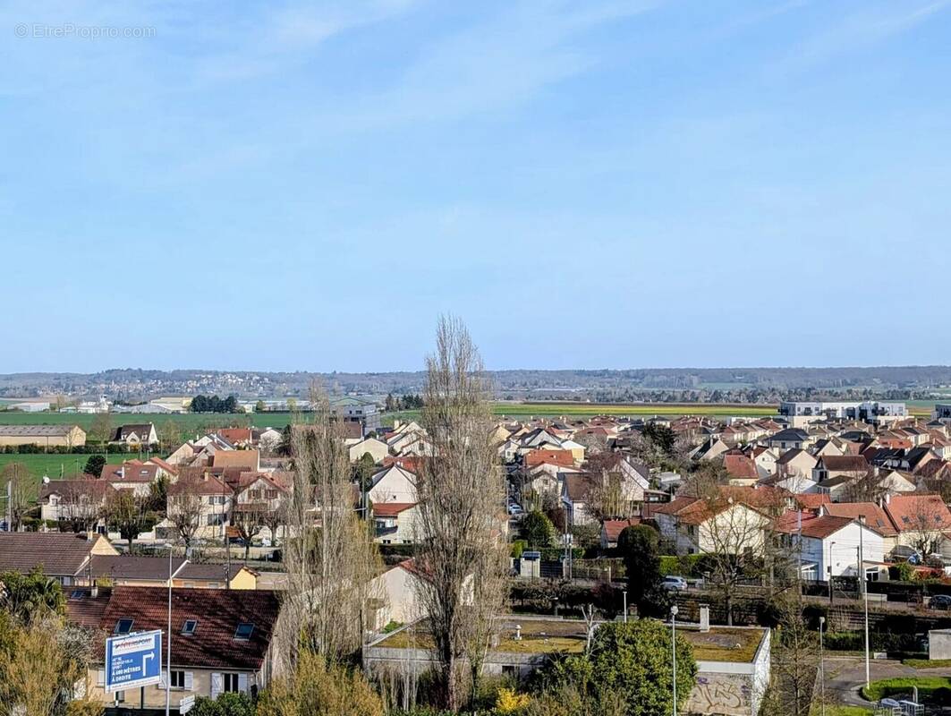 Appartement à LES CLAYES-SOUS-BOIS