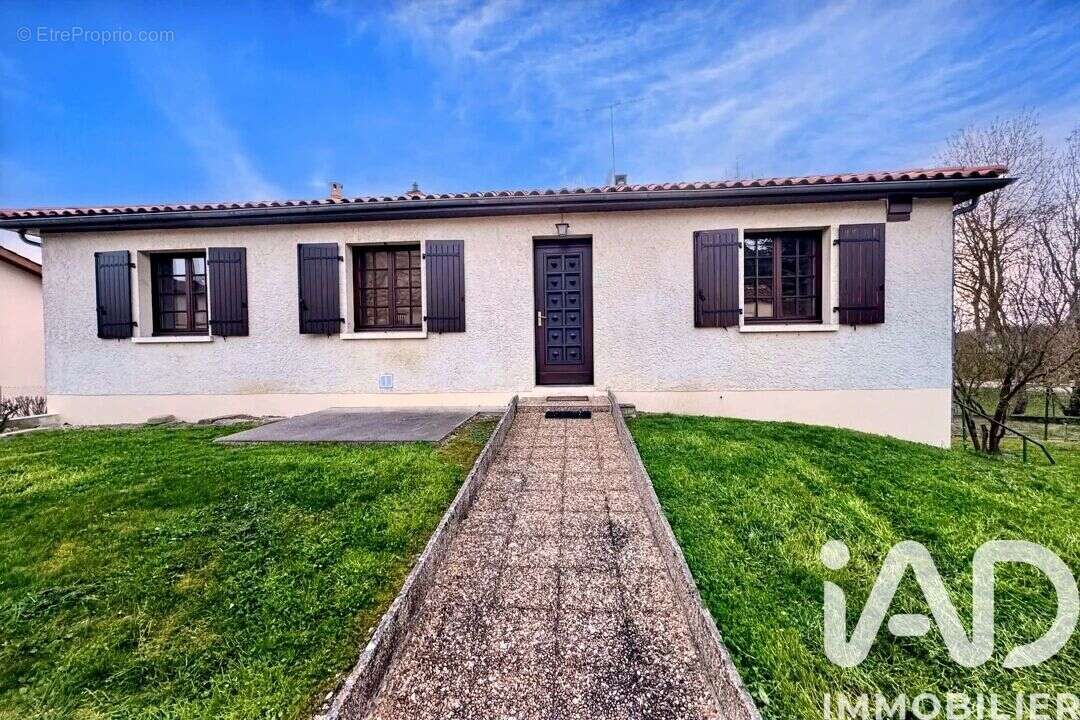 Photo 2 - Maison à ROULLET-SAINT-ESTEPHE