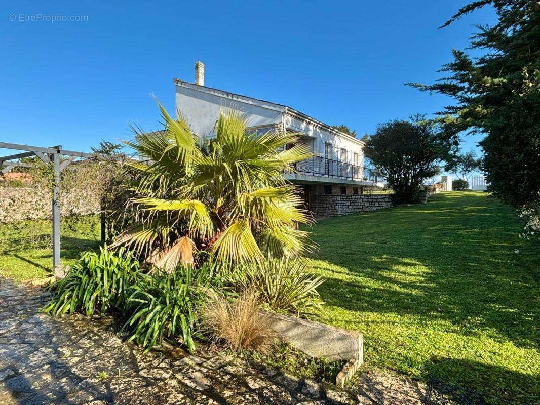 À vendre – Belle maison familiale avec vue mer, dépendance et jardin – La Brée-les-Bains, plage à pied - photo 29