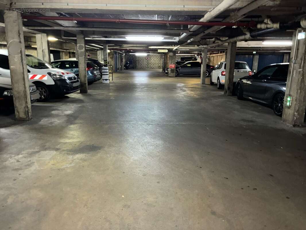 Parking à PARIS-11E