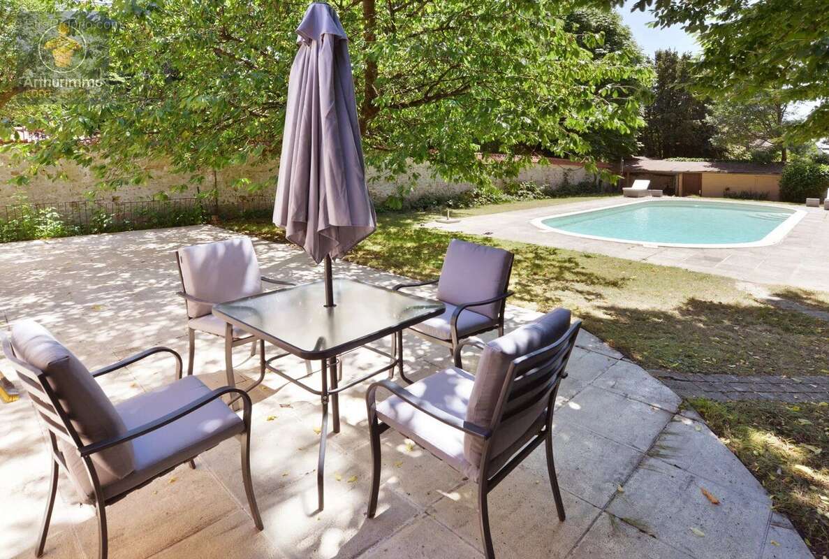 Maison à MANDRES-LES-ROSES